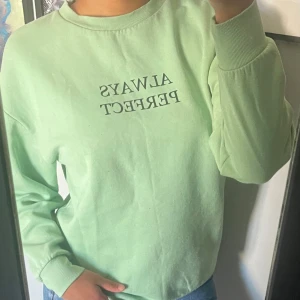 grön sweatshirt med tryck - Grön sweatshirt med texten 'ALWAYS PERFECT' i svart på bröstet💚
