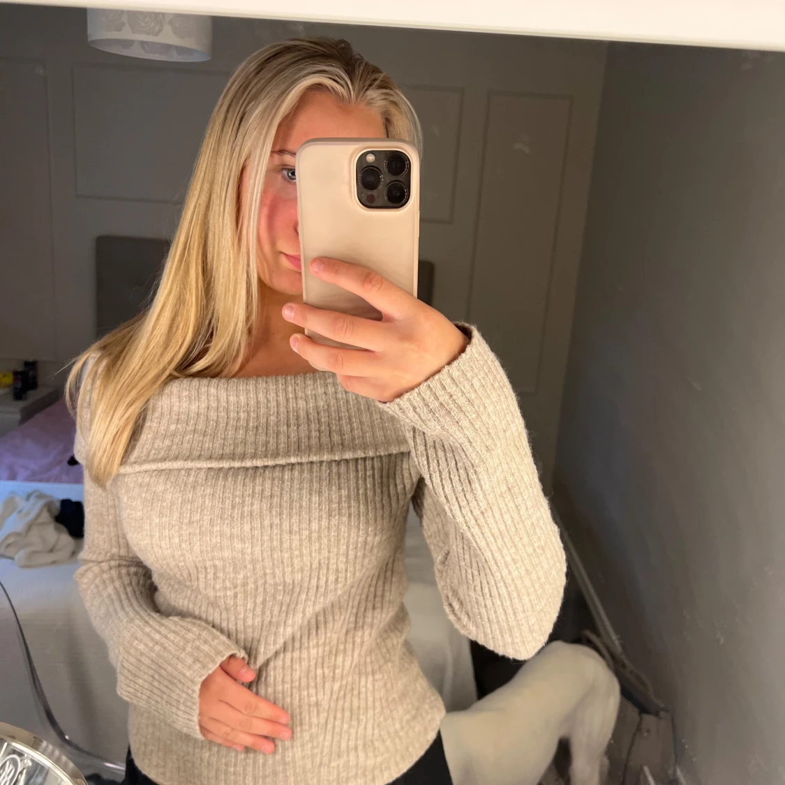 Beige ribbad offshoulder stickad tröja - 1