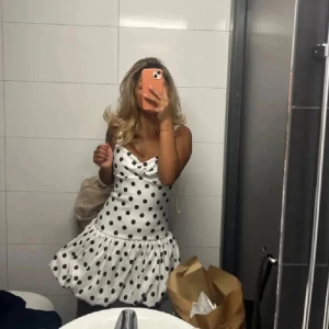 Vit prickig kort klänning med volang - Den är i nyskick då den var för liten för mig🥰skriv för fler bilder eller diskutera pris