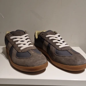 Maison Margiela mockablue 44 - Maison Margiela mocka och mörkblått. Aldrig änvända då de va för stora vill bli av med de snabbt så går och pruta