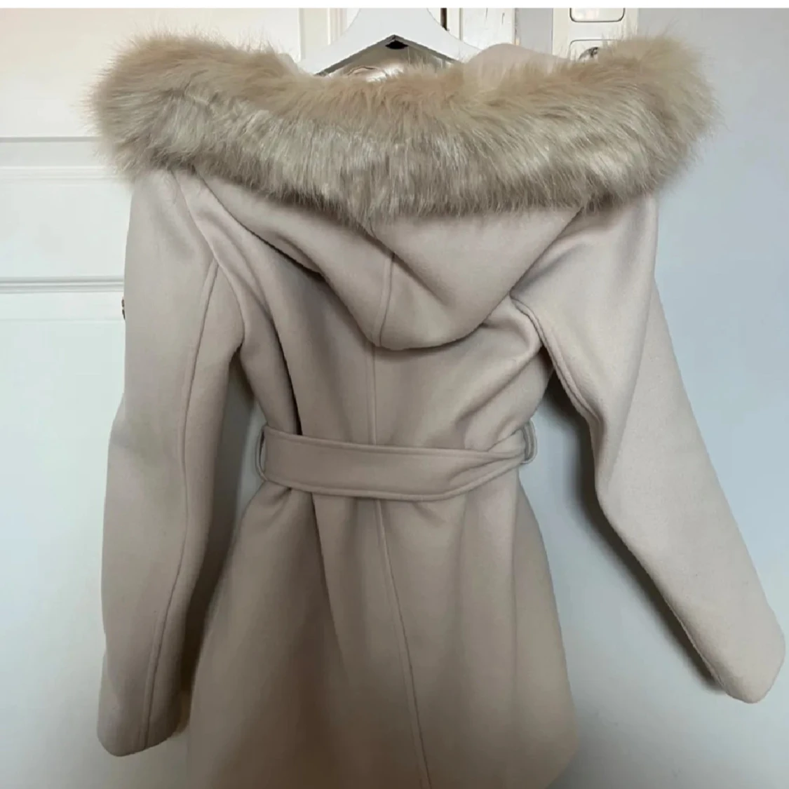 Beige kappa med fuskpäls från Hollies - 1