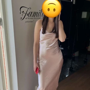 Rosa långklänning ASOS - Säljer en gammelrosa  långklänning från ASOS DESIGN i glansigt satinliknande material. Klänningen har använts en gång. Klänningen har smala axelband, v-ringning och snygg snörning i ryggen. Perfekt för dig som ska ha till exempel bal, bröllop 