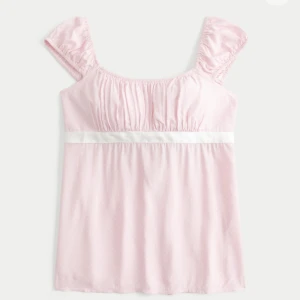 rosa hollister babydoll top - jättesöt hollister top med rosett där bak. köpt i usa!! inga defekter💓priset kan diskuteras😇😇