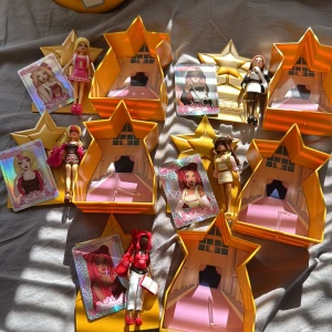 Dress to impress dockor, utan DLC kod - Nya och endast ihopbyggda dress to impress dockor utan DLC koden. Normalt styckpris för dem är 250kr