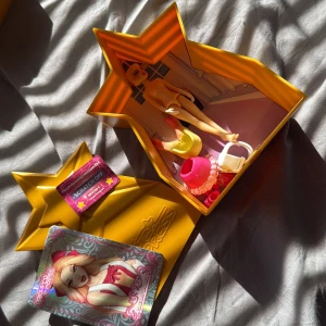 Dress to impress docka med DLC kod - Dress to impress docka med DLC koden kvar, ej ihopbyggd. (Om man vill ha hjälp att använda koden är det bara att skicka så kan jag visa vart du ska använda den i spelet.)