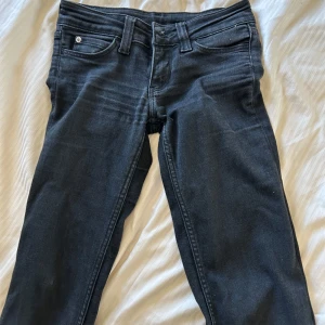 Cheap Monday svarta bootcut jeans - Säljer ett par svarta bootcut jeans från Cheap Monday med låg midja. Jeansen har klassisk femficksdesign. Svarta flare low jeans. Storlek 25/32. Midjemått rakt över är ca 35 cm. Innerbenslängden ca 87 cm. Lite slitna längst ner som man ser på sista bilden annars i bra skick!Tryck på KÖP NU så postar jag så snabbt som möjligt!! 🩷