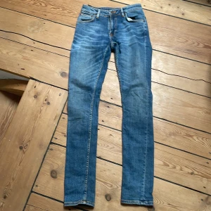 Ljus blå nudie jeans - Tja✌️säljer dess sköna Nudie jeans med en fet tvätt i storlek 25/32. De är i väldigt bra skick nästan helt oanvända🔥hör av vid frågor. Pris går att diskuteras❤️🔥