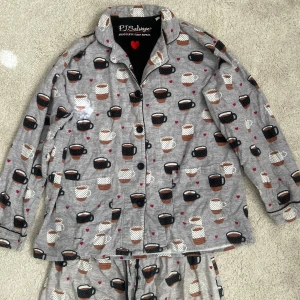 P.J. Salvage pyjamas sett  - Säljer min så fina P.J. Salvage pyjamas! Nypris ca 1200kr!