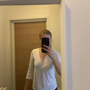 Tröja v- rigning - Fint skick, från Gina tricot. Stl S