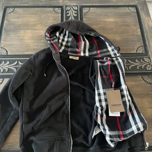 Svart burberry hoodie ÄKTA! - Hej! Säljer nu min burberry hoodie pvg att den inte används längre. Super fint skick 9/10💯Kom pv för mer bilder o frågor👌