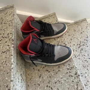 Nike Air Jordan 1 Mid shadow  - Säljer ett par Jordans 1 anledningen till att ja säljer är för jag växt ur dom. Väldigt bra skick på skorna lite creasade men annars skit nice. Perfekt till dig i höst om du vill ha lite stil😉 storlek 42