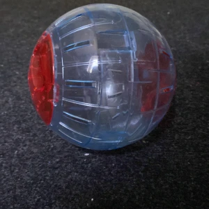 Boll till hamstrar - En boll till hamster med mycket energi. Väldigt bra rörelse alternativ till din hamster då den får spring fritt, men ändå så man kan se den. Det har små hål så hamstern kan andas. Kommer ifrån ”fyra tassar” nu kallad ”Arken zoo” 