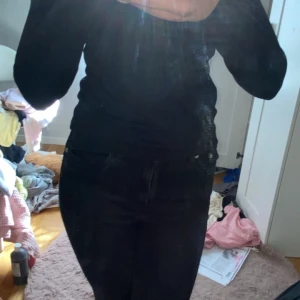 Svarta flare jeans 157 Snake Flare - Snygga svarta jeans från lager 157. Sitter bekvämt och har gummiband i midjan som gör att dom regleras till storlek