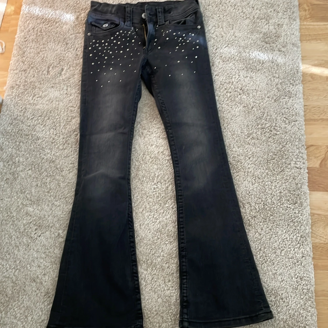 Svarta bootcut jeans med nitar från H&M - 1