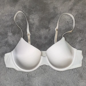 Lindex Bh - Bh i storlek 75A från Lindex. Den är normalt använd utan några defekter. Har klippt bort lappen bakom lappen med storleken på som man ser på bild 4!