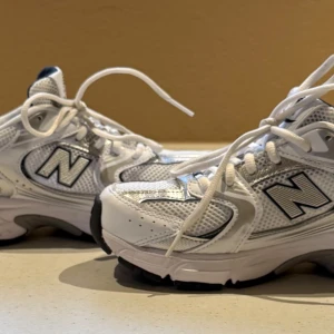New Balance 530 sneakers vita - Säljer ett par fräscha New Balance 530, skorna är använda cirka 2 gånger har inge defekter och är i nyskick! Ny priss 1300✨