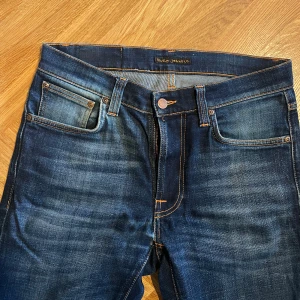 Lean dean jeans från Nudie - Snygga mörkblå jeans från Nudie. Modell lean dean storlek 28:34