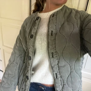 Grön jacka  - Säljer denna gröna jackan från zara perfekt nu till hösten 🥰
