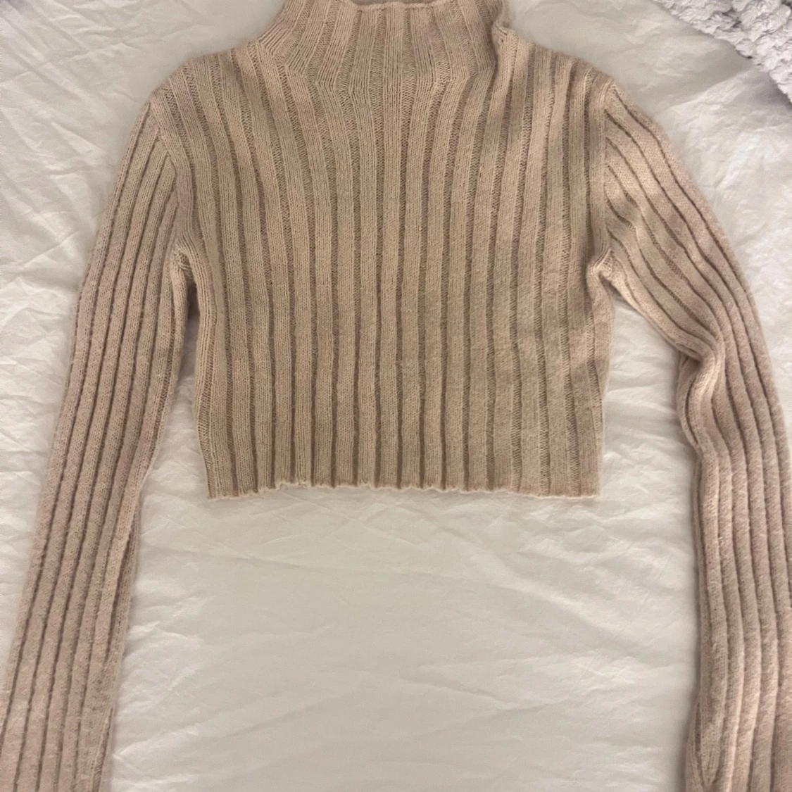 Beige croppad polotröja stickad - 1