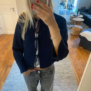 Mörkblå kofta med snörning - Mörkblå kofta med snörning framtill. Materialet är mjukt och skönt och inte för tjockt. Säljer pga att jag knappt använt den samt att den är något kort i armarna då jag som 176 cm lång har väldigt långa armar💞