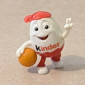 Unik samlarfigur från Kinder som spelar basket  - Cool Kinder-figur av plast som spelar basket.  Perfekt för dig som gillar samlarprylar. Figuren har en enkel och snygg design och passar som dekoration.
