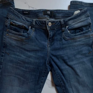 LTB jeans valarie  - Snygga blå jeans från LTB med klassisk femficksdesign💛