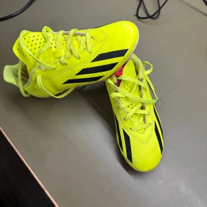 Adidas Crazyfast fotbollsskor - Ska sälja min brors gamla fotbollsskor eftersom dem inte längre passar honom. Dem är i storlek eu 35. Skorna har använts i mindre än 1 år och har tecken på användning men inget allvarligt, mest smuts som går att tvätta bort om man så önskar.