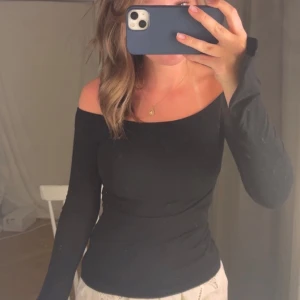 Svart offshoulder långärmad topp - Svart offshoulder topp i bra skick🥰