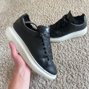 Alexander McQueen skor - Säljer nu mina Alexander McQueen skor då jag tröttnat på dem. Inköpta av mig själv för drygt 3 år sedan och är använda, i skick 5/10. Det är främst inuti skon och undersyland som är skadad, vilket syns i bilderna. Storlek 42. Dessvärre inget kvitto eller box då de är köpta så pass länge sedan, men äkthet garanteras självklart