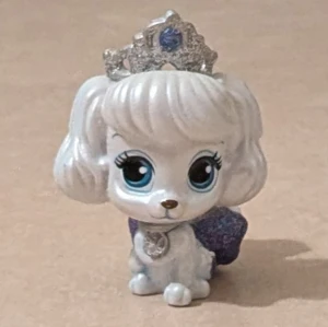 Askungens hund, jätte söt hund , Disney - Jätte söt hund med ett glittrigt diadem i silverfärg med en blå sten i mitten. Diademet har en klassisk kronform och är dekorerat med små detaljer som ger en lyxig känsla. Askungens hund är av plast