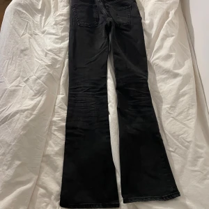 Svarta jeans lager 157 - Säljer ett par svarta jeans från lager 157. Är orsaker på vilken storlek men tror att det är Xs därför köper jag det billigare💕