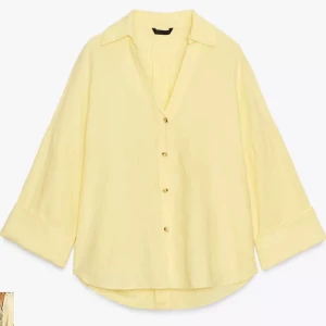 Ljusgul oversized linneskjorta - Superfräsch ljusgul skjorta i oversized modell med långa ärmar och klassisk krage. Skjortan har knappar framtill och är tillverkad i svalt linne. Ifrån Zara och är endast använd 1 gång. Nypris; 279kr