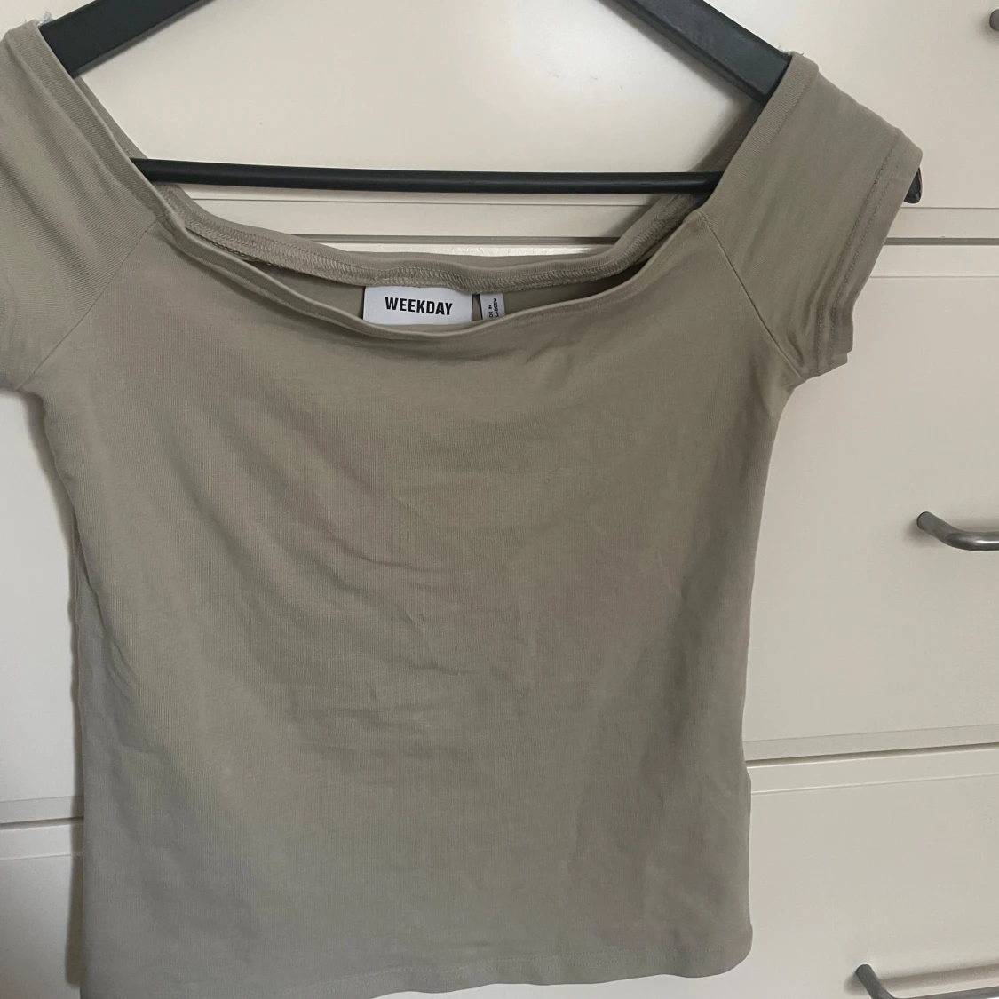 Beige offshoulder topp från Weekday