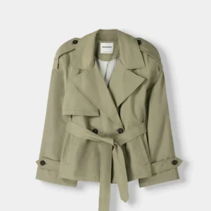Trenchcoat - Säljer denna gröna/khaki trenchcoaten från Bergslagen eftersom den ej kommer till användning. Finns inte längre på hemsidan, passar S och Xs, även M 