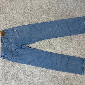Blå Lee jeans straight fit W31 L34 - Säljer ett par klassiska blå jeans från Lee i modellen WEST.  Storlek på bild 3. Priset går att diskutera och det är bara höra av sig vid frågor eller funderingar.
