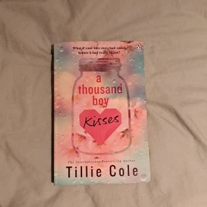 A Thousand Boy Kisses - Säljer denna bok dåjag läst ut den! Väldigt bra bok. Den handlar om ung kärlek ocj hjärtekross rekommenderar verkligen! 10/10!