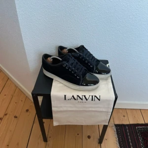 Lanvin skor  - Tja! Lägger nu ut dessa sjukt feta lanvin cap toe i storlek 42, mindre skada på cap toe finns men inget som märks vid användning. Ingen box medföljer, tveka inte och höra av dig! 