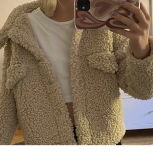 Teddy jacka  - Mysig beige teddyjacka från Gina Tricot storlek M (passar S-M). Mycket bra skick, endast använda ett fåtal gånger