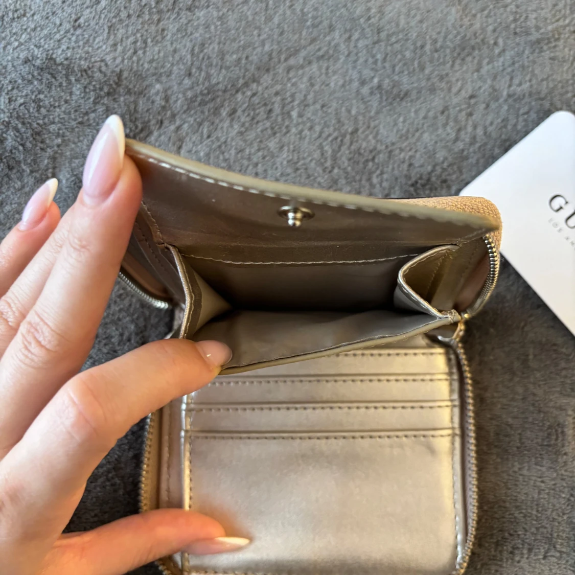 Beige plånbok från Guess med guldiga detaljer - 4