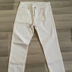 Vita raka jeans från Gina Tricot - Snygga vita jeans med raka ben till dam