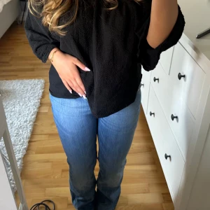 Levi's blå bootcut jeans 26/30 - Snygga blå jeans från Levi's med klassisk bootcut passform. Jeansen har låg midja och utsvängda. Tillverkade i mjukt denim med den ikoniska Levi's-loggan på bakfickan. Perfekta för en chill och stilren look.