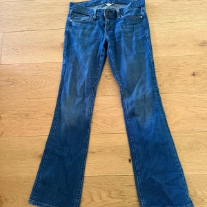 Levi's ultra low boot 522TM blå bootcut jeans - Ett par blåa levi’s jeans jätte fina inget slitage och nästan aldrig använda älskade dom när dom passade men dom är tyvärr förstora nu därför jag säljer dom. Priset kan diskuteras vid snabb och bra affär. Vet ej exakt storlek men skulle säga att de passar S/M