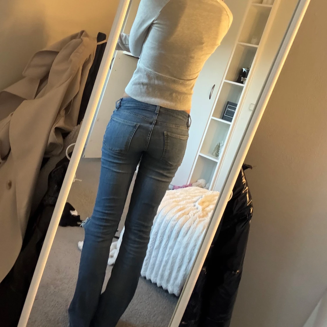 Blå bootcut jeans med slitningar - 2