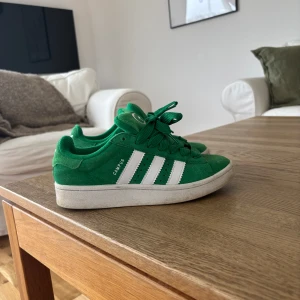 Gröna adidas campus  - Säljer mina adidas campus i färgen grön och storlek37/1,3 i fint skick och nästan oanvända, hör av er om ni undrar över något