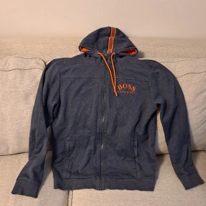 Hugo boss zip hoodie  - Nyskick passar herr m funkar även för herr s eller L. Som man ser står det L på lappen men dessa är ofta lite mindre i storleken. 