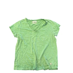 Grön t-shirt med v-ringning - Säljer en grön t-shirt med v-ringning. Perfekt för en avslappnad stil. T-shirten har korta ärmar och är tillverkad i ett mjukt material.