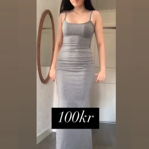 Grå lång klänning  - I storlek xs men passar också de som vanligt vis burkar ha S då den är väldigt Stretchig. Säljer för 100kr har aldrig använt den utan endast testad. jag är 165cm lång och den är i lagom längd❤️