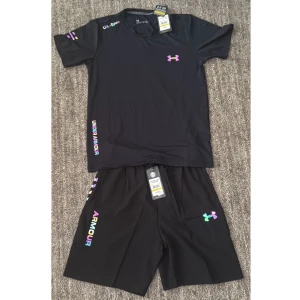 Under Armour Set reflective/fluorescent - • Under armour fluorescent/reflective set (T-shirt & Shorts) • T-shirt färg & storlek: Svart/M • Shorts färg & storlek: Svart/L Perfekt för sommaren☀️🌄Ny, oanvänd, med tagg✅