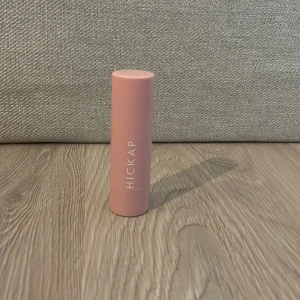 Hickap blush stick - Säljer mitt hickap blush stick i färgen vintage rose då färgen inte passar mig. Använd typ 5 gånger. Orginalpris-229