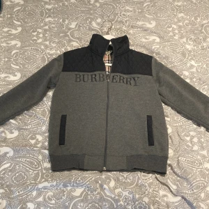 Burberry cardigan  - Säljer en burberry cardigan/zip tröja storlek 164